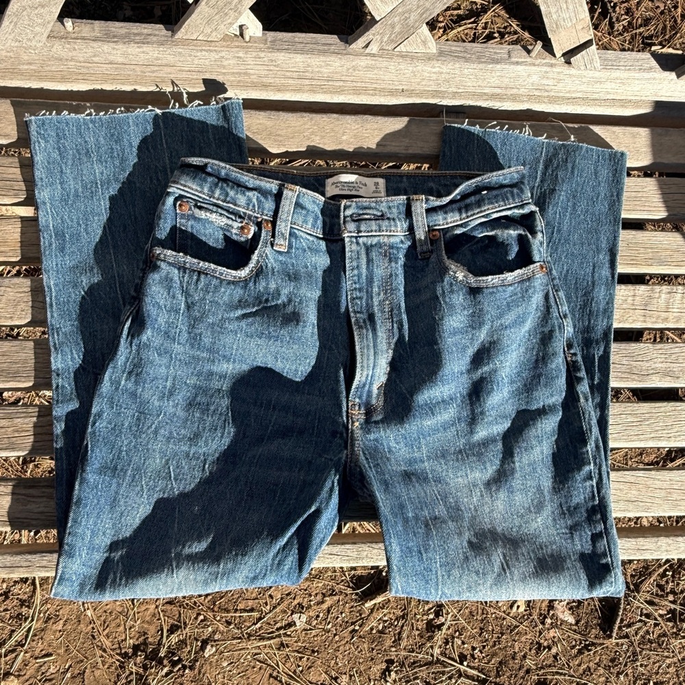 EUC Abercrombie 70's Vintage Flare High Rise Raw Hem Size 28